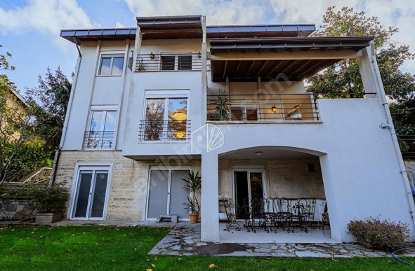 Zekeriyaköy 'de satılık lüks geniş müstakil villa