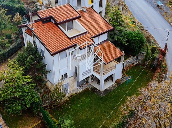 Zekeriyaköy'de 5+1 Kiralık Villa